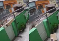Entregador joga caixa com TV por cima de portão e quebra aparelho