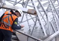 Equipes começam a remover entulhos da ponte que desabou nos EUA