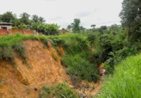 Erosão em buraco faz 38 casas serem interditadas em Candeias