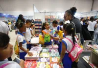 Estudantes do ensino fundamental marcam presença na Bienal do Livro