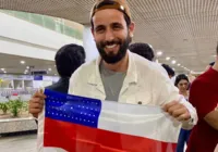 Ex-BBB Matteus é recebido por multidão de fãs em aeroporto