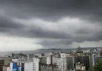 Expectativa de dia chuvoso e vias alagadas em Salvador