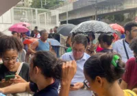 Fãs enfrentam chuva para comprar ingressos de Caetano e Bethânia