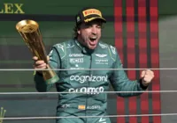 Fernando Alonso renova com Aston Martin até 2026