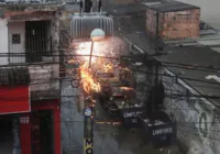 Fiação de poste pega fogo e chamas atingem casa no Arraial do Retiro