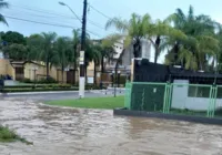 Fortes chuvas alagam ruas de Lauro de Freitas e atrapalham população