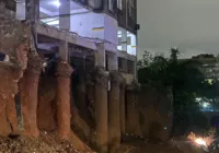 Garagem desaba, deixa pessoas feridas e veículos destruídos; veja