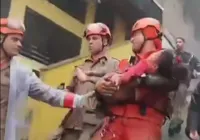 Garota de 4 anos é resgatada viva após 15 horas soterrada no RJ; vídeo