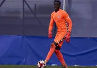 Goleiro que brigou com torcedores racistas é suspenso na Espanha