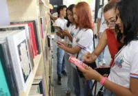 Governo do Estado distribui vale-livro para estudantes na Bienal