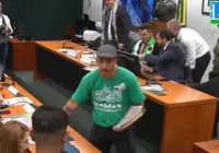 Homem com camisa do Hamas distribui panfletos em sessão na Câmara