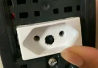 Homem é preso por instalar câmera escondida em banheiro de adolescente