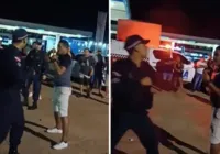 Homem 'sai na mão' com três policiais; veja