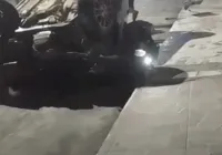 Homem sofre grave acidente e tenta sair do local em mototáxi; assista