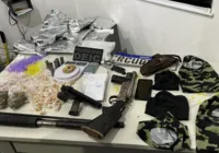 Homens fogem pelo telhado, mas polícia encontra armas em casarão