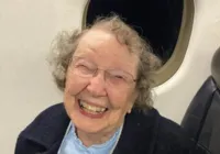 Idosa de 101 anos é confundida com bebê por sistema de companhia aérea