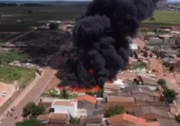 Incêndio de grande proporção atinge depósito de material reciclável