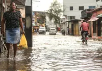 Infectologista faz alerta sobre contato com água de enchentes