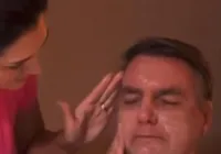 Jair Bolsonaro posa como modelo e testa produtos de beleza