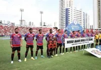 Jogadores do Sport usam camisa do Fortaleza antes de encarar o Náutico