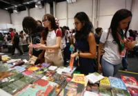 Leitores mostram livros escolhidos na Bienal para levar para casa