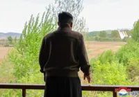 Líder da Coreia do Norte observa simulação de  'contra-ataque nuclear'