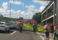 Marcha do MST na BR-324 ocupa uma faixa e gera engarrafamento de 4 km