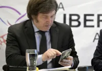 Milei comemora queda na inflação do país com perfil falso do X