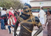 Moradores de Juazeiro cobram retirada da estátua de Daniel Alves