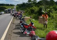 Motorista de ambulância deixa veículo para saquear carga tombada; veja