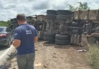 Motorista morre após carreta tombar na BR-116