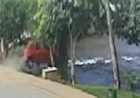 Motorista perde controle de direção e carro cai em rio