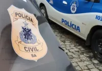 Mulher é morta a tiros na porta de casa e na frente do filho