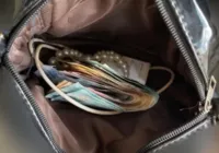 Mulher é presa por suspeita da extorquir dinheiro de comerciantes