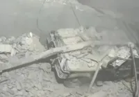 Mulher morre após casa desabar sobre carro