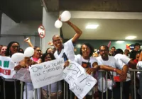 Multidão aguarda desembarque de Davi para recepcioná-lo; assista
