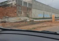 Muro desaba e derruba poste após deslizamento na Av. Gal Costa