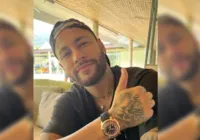 Neymar chama atenção após aparecer com relógio de valor astronômico