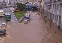 Nível do Guaíba atinge 4,50 metros e chuva causa caos em Porto Alegre