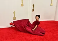 Oscar 2024: Atriz Liza Koshy leva tombo no tapete vermelho