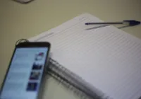 Pais e educadores opinam sobre PL que proíbe celular na sala de aula