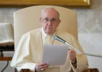 Papa diz sofrer de bronquite e deixa de ler discurso por tosse