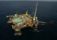 Petróleo cai sem barulho em mercado tenso