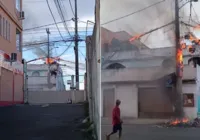 Poste é atingido por incêndio nesta manhã em Salvador; ASSISTA