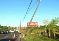 Poste fica pendurado pelos fios após batida de carro na Paralela