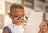 Prefeitura entrega 152 óculos de visão artificial para alunos cegos