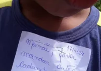 Professora grampeia bilhete em criança de 5 anos e revolta mãe
