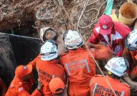 Resgatado operário que ficou preso em tubulação em Saramandaia; veja vídeo