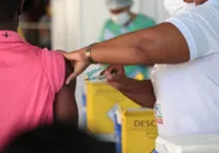 Salas de vacinação contra dengue e gripe são ampliadas em Salvador