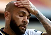 Sem pagamento de fiança, Daniel Alves passará fim de semana na prisão